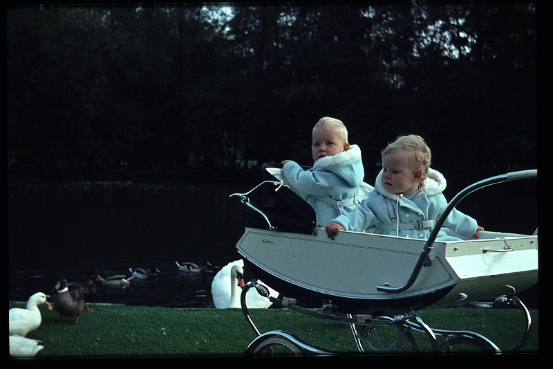 06.Wilhelminapark sep 1964 Brigitte,Marion.JPG